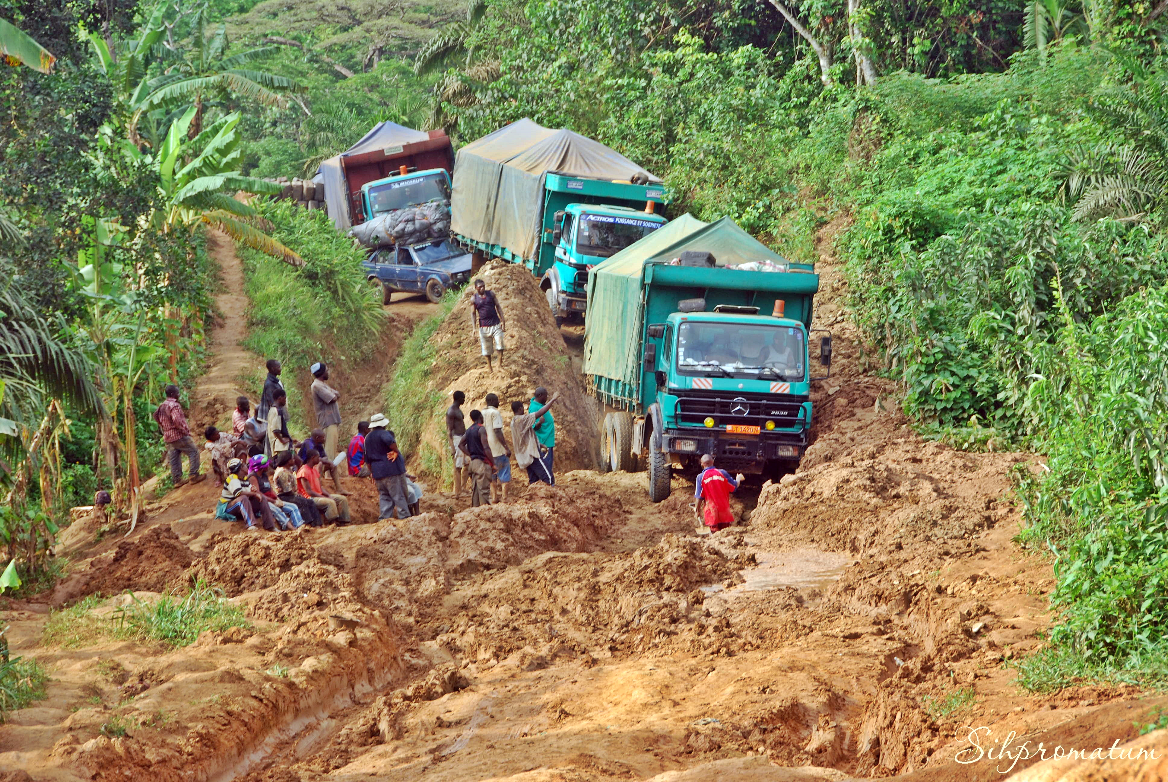 1-Traffic-finally-moving-after-3-days-of-solid-digging-to-pass-through-on-Cameroons-main-highway.