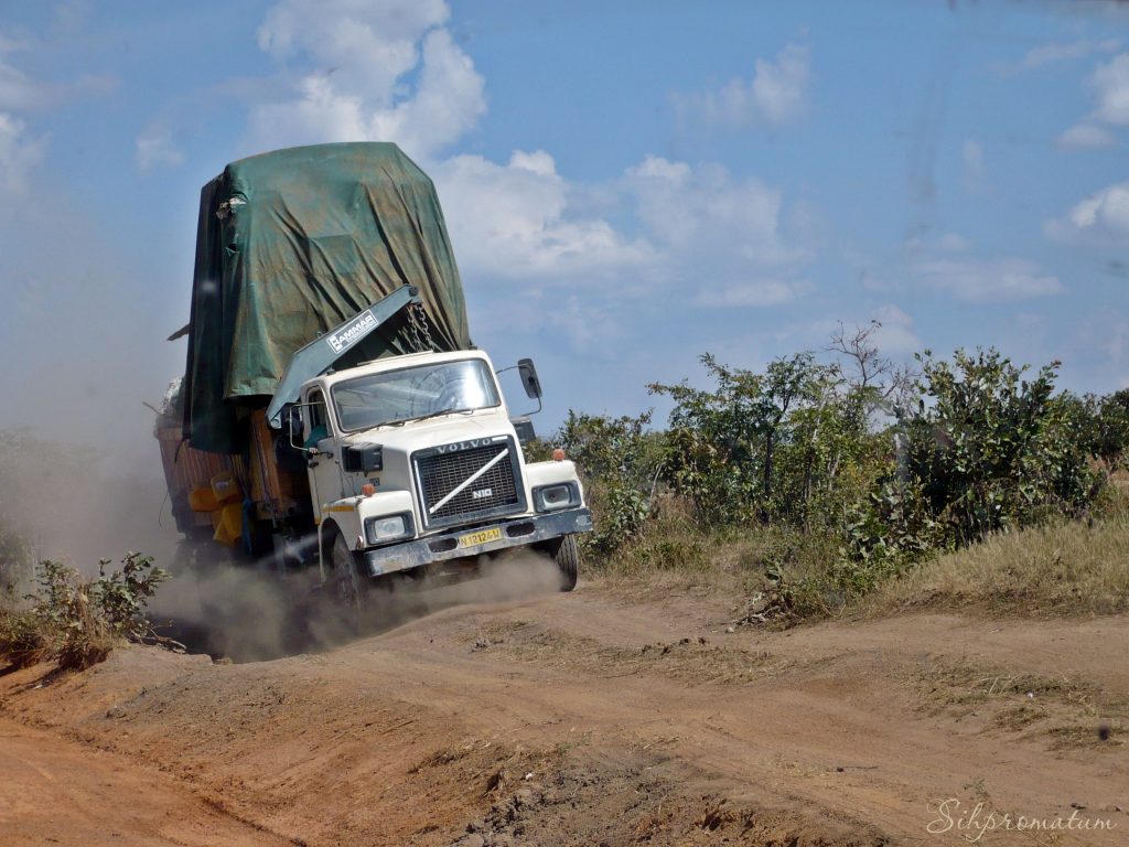 18-There’s-no-limits-for-load-or-heights-when-you’re-travelling-through-Kenya.--1024x768