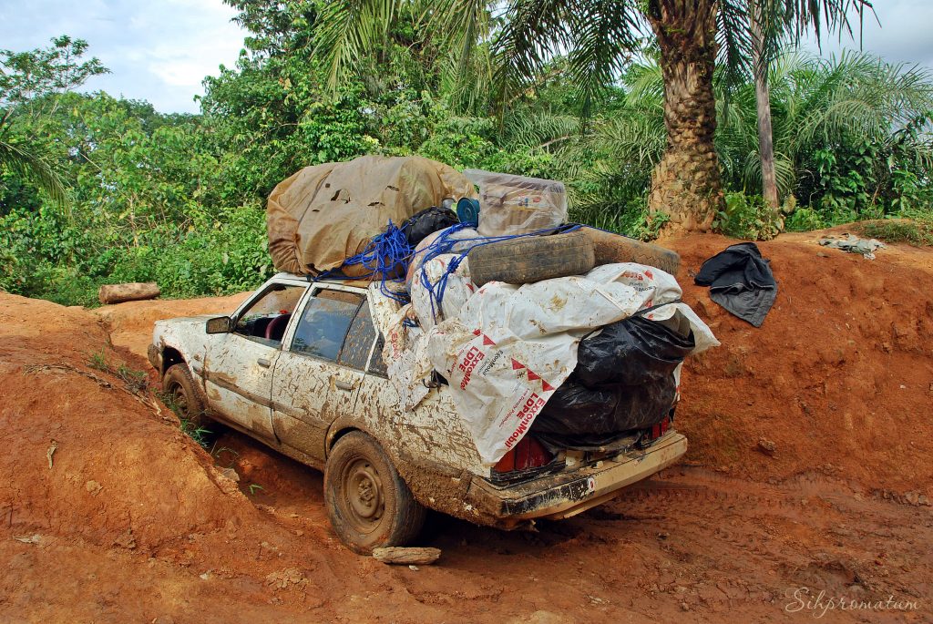 2-It-seems-no-road-can-discourage-even-the-most-beat-up-cars-in-Cameroon.-1-1024x685