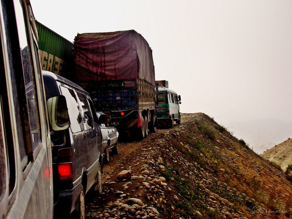 9-On-world-famous-Khyber-Pass-east-and-westbound-vehicles-share-a-single-road-scraping-each-other’s-mirrors-off-as-they-crawl-in-opposite-directions.-1024x768