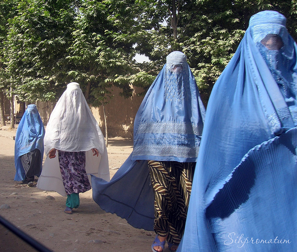 A-harem-of-local-women-in-typical