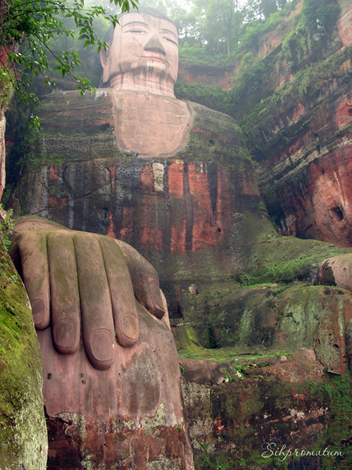 Giant-Buddha-in-Leshan-China-the-worlds-largest-stone-Buddha