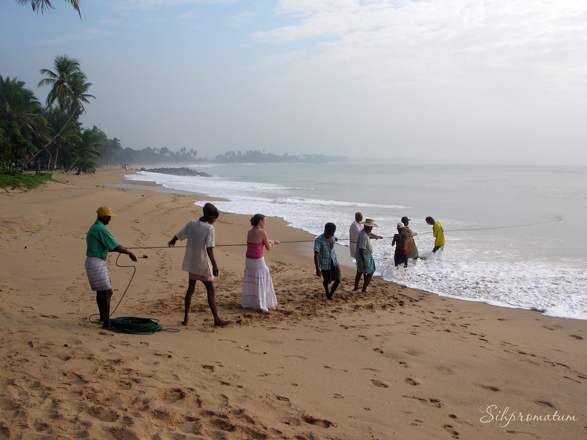 Helping-pull-in-the-fishing-nets-in-Sri-Lanka-1