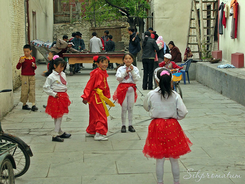 Kids-in-uniform-in-Songpan