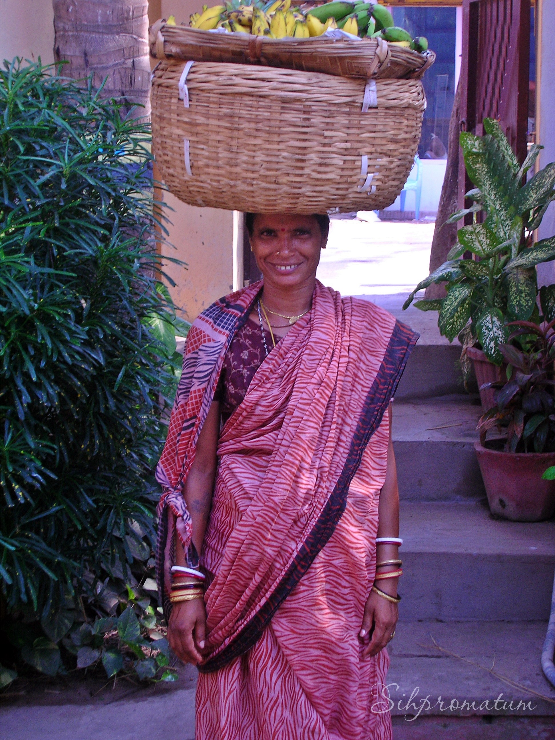 Local-woman-selling-bananas-in-Puri-India