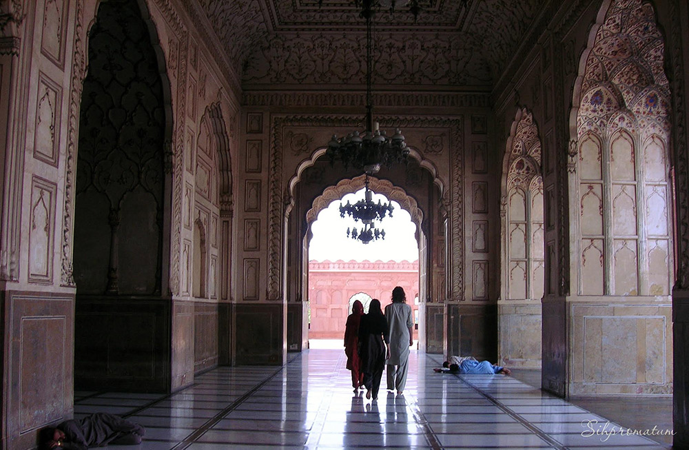 Peaceful-mosque-in-the-centre-of-loud-Lahore-Pakistan