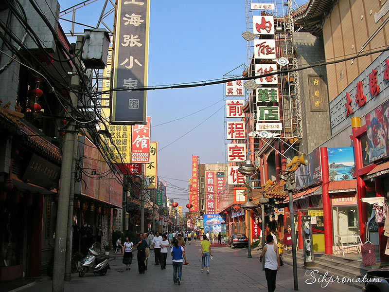 Streets-lined-and-overwhelming-me-with-foreign-signs-in-Beijing