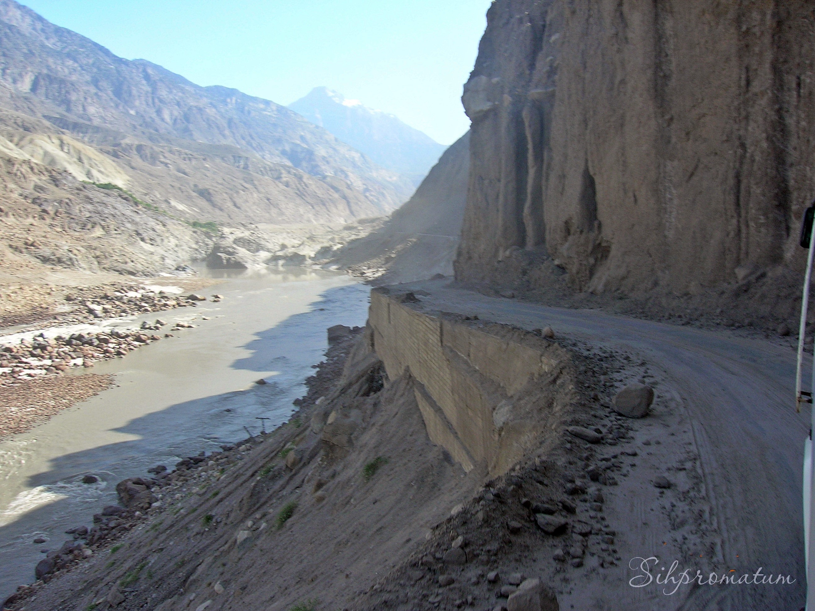 Twisting-roads-through-a-hot-Pakistan