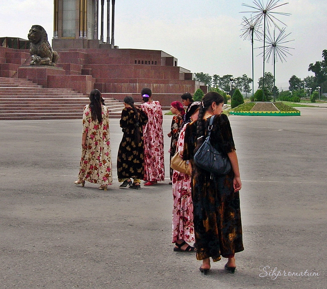 Typical-dress-of-Tashkent-Tajikistan