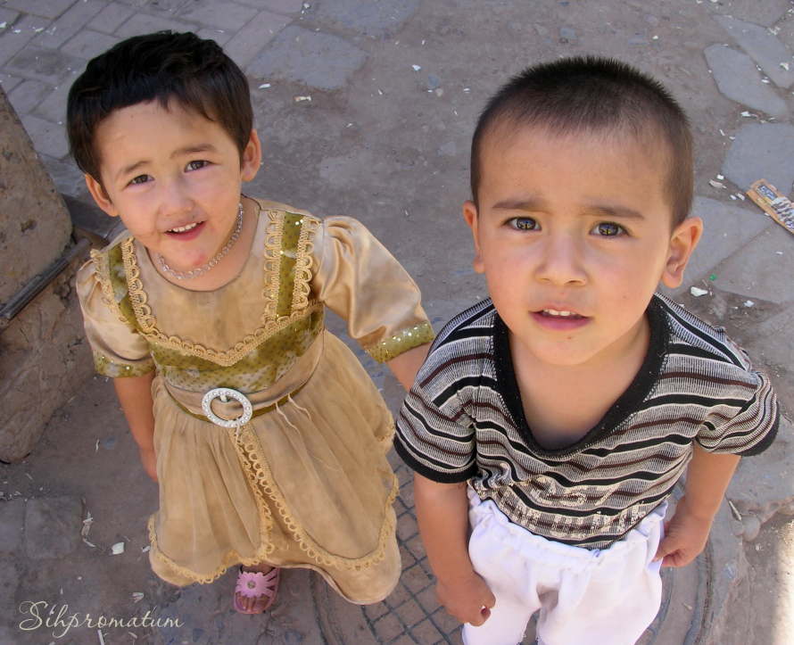 Uyghur-children-stunned-by-our-presence-in-Kashgar-market-Western-China